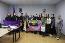 Вадим Філашкін разом із молоддю та скаутами, які принесли Вифлеємський вогонь миру. У руках — прапори та ліхтарі з вогнем