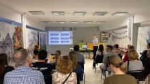 Представниця МДУ демонструє структуру університету