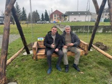 Представники громад сидять на гойдалці