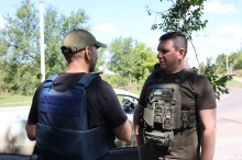 Заступник голови Донецької обласної державної адміністрації Юрій Ключка спілкується з журналістом.