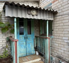 Пошкоджене скло у дверях через обстріл окупантів