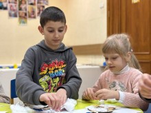 Діти на майстер-класі з виготовлення казкового будиночка