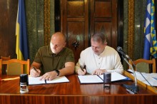 Керівники громад підписують меморандум про співпрацю