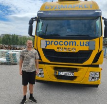 Учасник бойових дій Ігор стоїть біля вантажівки