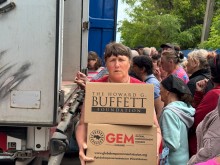 Представники Благодійної організації Благодійного фонду «GLOBAL EMPOWERMENT MISSION» GEM на постійній основі забезпечують мешканців Донеччини продуктовими наборами та питною водою, самостійно доставляючи допомогу у найвіддаленіші куточки області