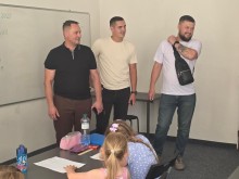 Делегація Донецької області у центрі переселенців у Празі. За дитячим столом сидять дівчата та щось малюють.