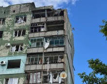 Зруйнована багатоповерхівка через ворожий обстріл