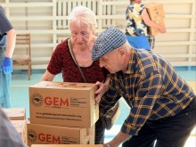 Представники Благодійної організації Благодійного фонду «GLOBAL EMPOWERMENT MISSION» GEM на постійній основі забезпечують мешканців Донеччини продуктовими наборами та питною водою, самостійно доставляючи допомогу у найвіддаленіші куточки області