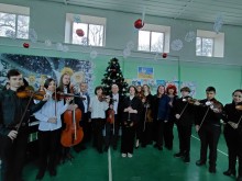 Музиканти Бахмутського коледжу з інструментами, прикрашеними до Різдва