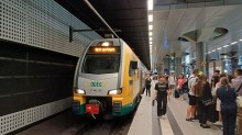 Сучасний поїзд ODEG на вокзалі в Німеччині, поруч група українських учнів під час навчальної поїздки.