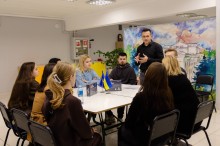 Учасники зустрічі ВПО з Донеччини обговорюють завдання під час інтерактивної гри «Код Донеччини»