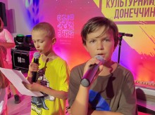 Діти співають з мікрофоном на музичному зайнятті