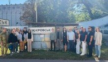 Спільне фото біля пам'ятного знаку Покровськ