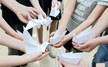 Діти під час заходу-реквієму виготовляють паперових журавликів