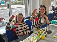 Учасниці майстер-класу створюють прикраси для дерева