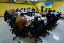 Учасники зустріч спілкуються один з одним.