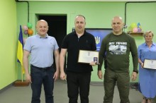 Юрій Винокуров та Вадим Філашкін нагороджують керівників військових адміністрацій.