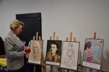 Урочисте святкування 70-річчя державного навчального закладу «Бахмутський центр професійно-технічної освіти». Атмосфера на фото урочиста і дружня. Присутні голова громада, педагогічні працівники та інші посадові особи.