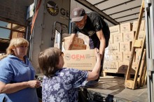 Представники Благодійної організації Благодійного фонду «GLOBAL EMPOWERMENT MISSION» GEM на постійній основі забезпечують мешканців Донеччини продуктовими наборами та питною водою, самостійно доставляючи допомогу у найвіддаленіші куточки області