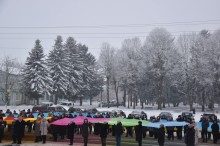 Учні та педагоги Бахмутської громади тримають прапор Бахмуту.
Дія на вулиці