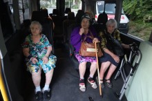 Жінки старшого віку в евакуаційному автобусі