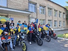 Учасники мотопробігу з прапорами України та громад