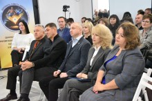 Урочисте святкування 70-річчя державного навчального закладу «Бахмутський центр професійно-технічної освіти». Атмосфера на фото урочиста і дружня. Присутні голова громада, педагогічні працівники та інші посадові особи.