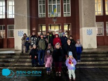 Спільне фото. Група ВПО біля фасаду будинку.