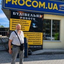 Артур Баранов стоїть біля свого магазину будівельних матеріалів