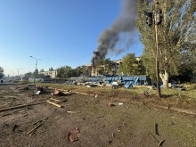 Зруйновані павільйони ринку та пожежа в багатоповерховому будинку після ворожого осбстрілу