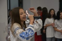 Урочисте святкування 70-річчя державного навчального закладу «Бахмутський центр професійно-технічної освіти». Атмосфера на фото урочиста і дружня. Присутні голова громада, педагогічні працівники та інші посадові особи.