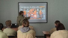 Майбутні електрозварники під час практичного відпрацювання навичок