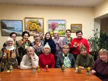 Гості заходу з власноруч зробленими восковими свічками