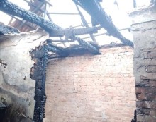 Зруйнований та обгорілий будинок після ворожого обстрілу