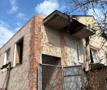 Пошкоджений ворожим обстрілом будинок