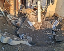 Пошкоджений будинок після ворожого обстрілу