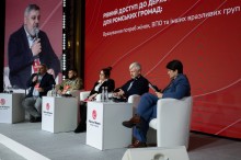 Учасники заходу на подіумі під час панельної дискусії