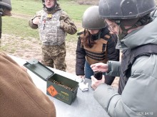 У польових умовах учасники відпрацьовують тактичні дії, пересування, взаємодію в групах, організацію спостереження та алгоритми реагування на умовні загрози.