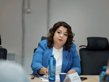 Учасниця обговорень процесу залучення молоді до рекрутингової кампанії слухає промови інших учасників.