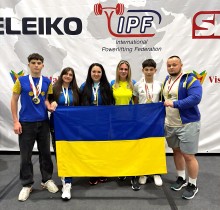 Пауерліфтери Лиманської громади Донеччини з медалями чемпіонату світу та прапором України