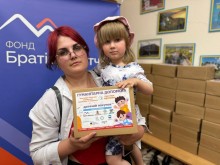 Мама з дитиною отримала дитячий пакунок у Центрі підтримки ВПО Краматорського району «МиРазом» у Дніпрі від Благодійного Фонду Братів Мкртчан
