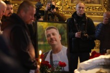 Фото Євгена Кармазіна та люди, які поруч з труною