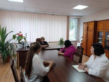 Робоча зустріч педагогів Торецької та Канівської громад . Представники сидять за столом.