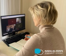 Представниця управління соціального захисту бере участь у нараді онлайн