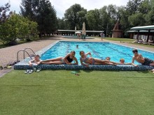 Діти купаються в басейні