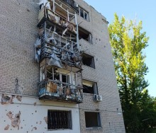 Зруйнований багатоповерховий будинок після ворожого обстрілу