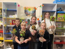 Вихованці гуртку "Берегиня" зі своїми осінніми поробками.