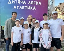 Команда школярів з Очеретиного Донецької області разом із провідною спортсменкою України Ольгою Саладухою