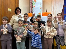 Спільне фото дітей, які демонструють виготовлені на майстер-класі поробки