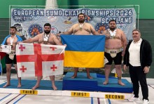 Сумоїст Донеччини Олександр Вересюк з прапором України на першій сходинці п’єдесталу чемпіонату Європи 2026 року